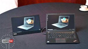Monitor externo USB-C ThinkVision M14 ao lado de um notebook