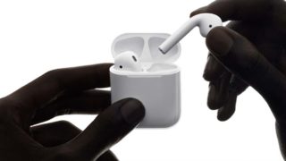 Mãos segurando AirPods