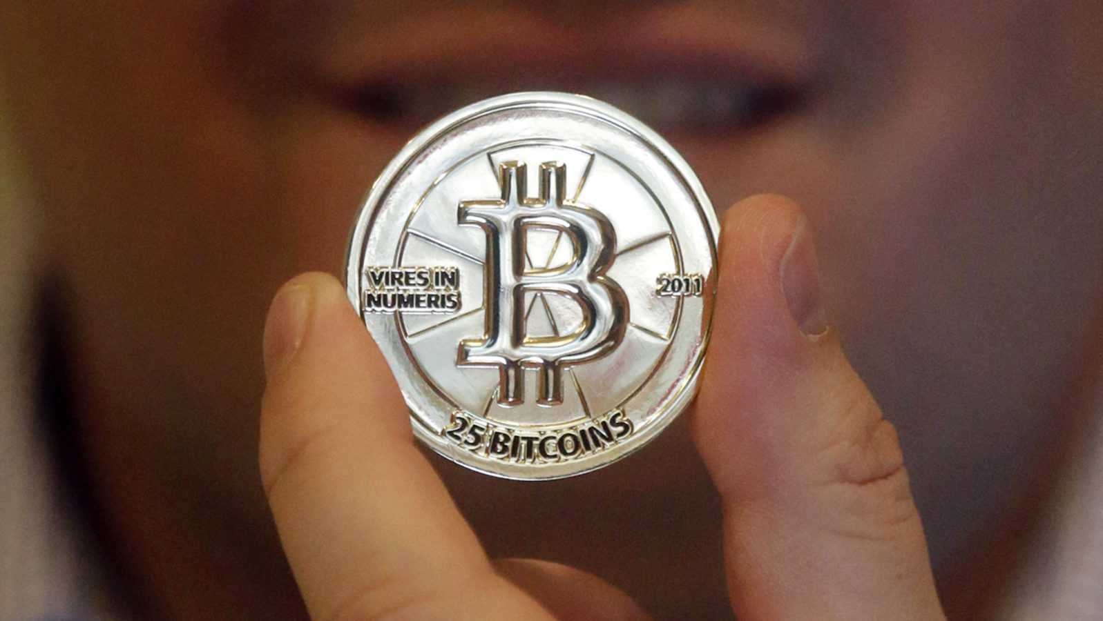 Representação física de uma moeda de 25 bitcoins