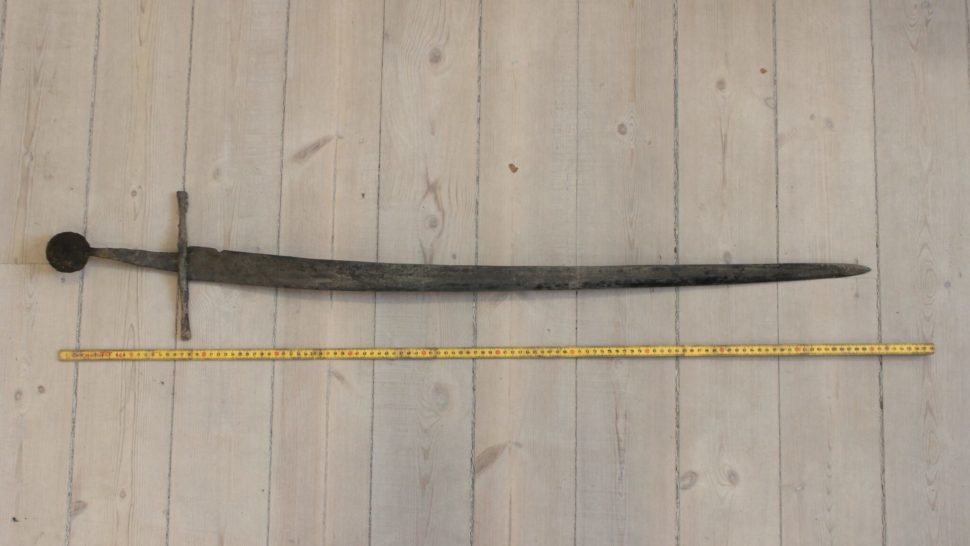 Detalhe da espada medieval encontrada na Dinamarca