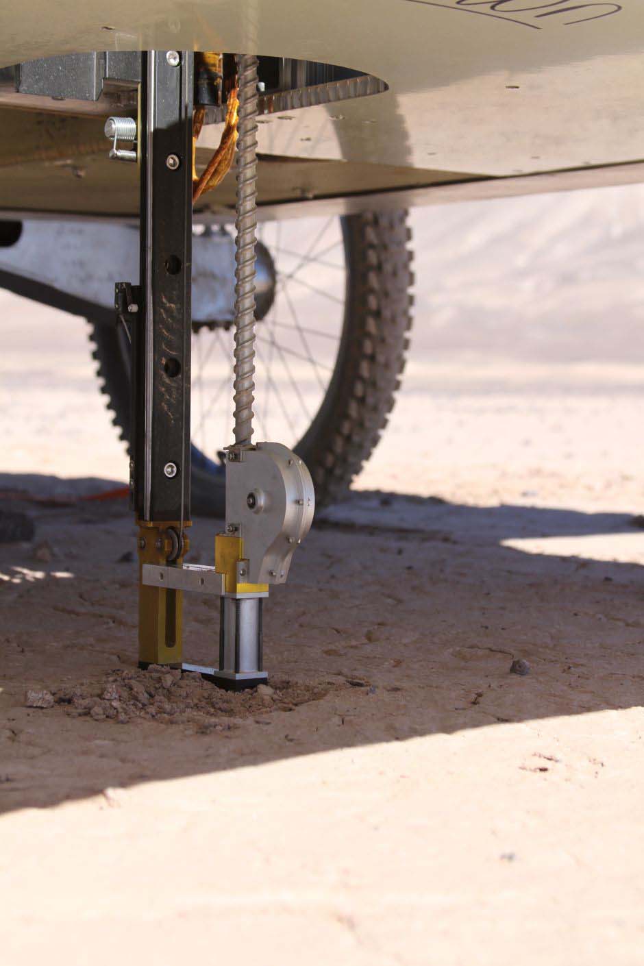 A broca robótica do veículo em uso no deserto de Atacama