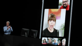 Craig Federighi demonstra recurso FaceTime em grupo durante evento