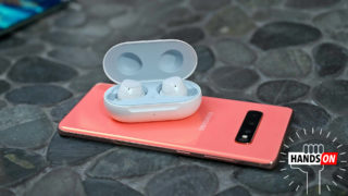 Galaxy Buds sobre o Galaxy S10