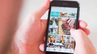 Imagem de smartphone exibindo o aplicativo Instagram