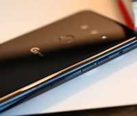 Detalhe das laterais e botões do LG G8