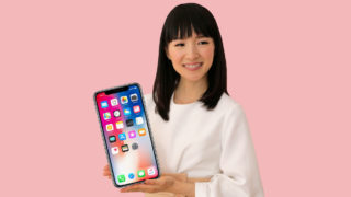 Montagem de Marie Kondo segurando um iPhone X