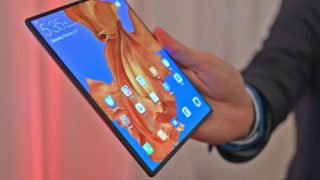 Homem segura o smartphone Huawei Mate X