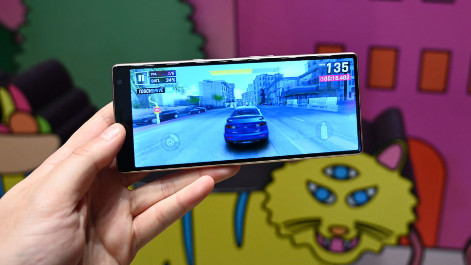 Smartphone Xperia 1 rodando game Asphalt