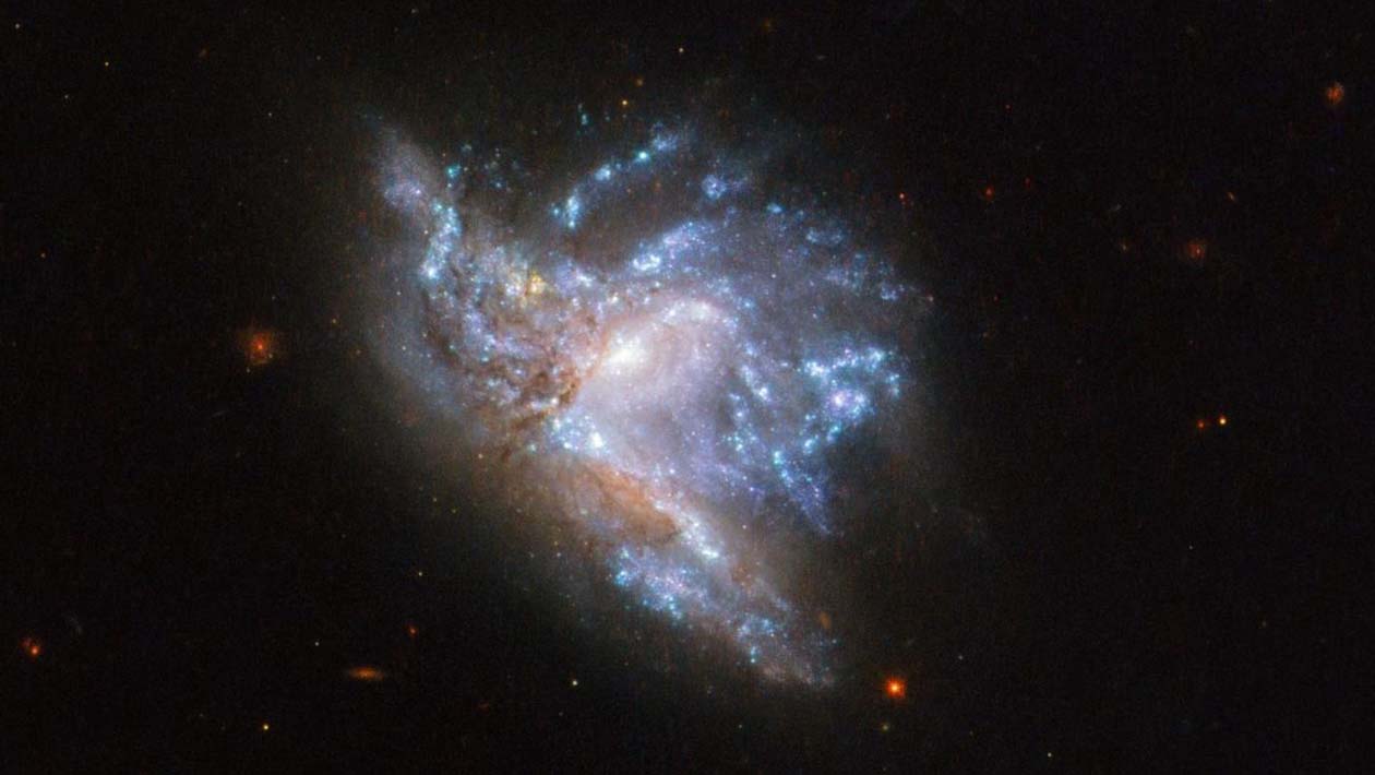 Imagem mostra NGC-6052, par de galáxias que estão colidindo