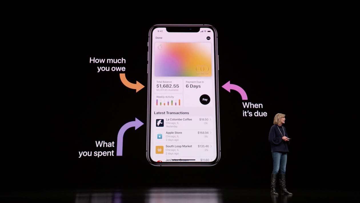 Executiva mostra funcionalidades do aplicativo Wallet na aba do cartão de crédito da Apple