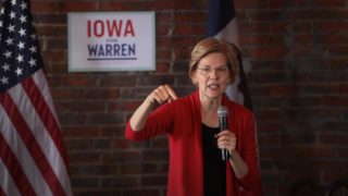 Senadora Elizabeth Warren, dos EUA, durante discurso