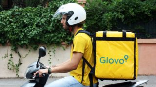 Entregador da Glovo em motocicleta