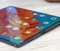 Smartphone Huawei Mate X de lado