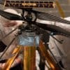 Engenheiros inspecionam helicóptero que irá para Marte