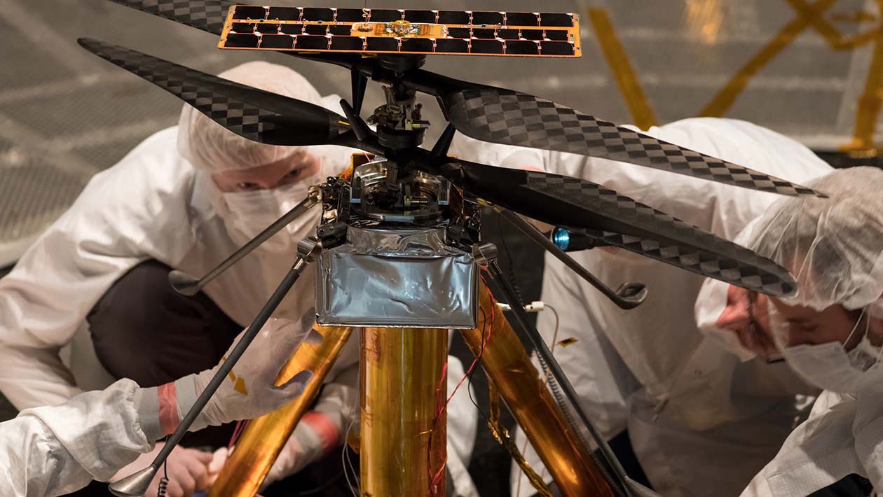 Engenheiros inspecionam helicóptero que irá para Marte