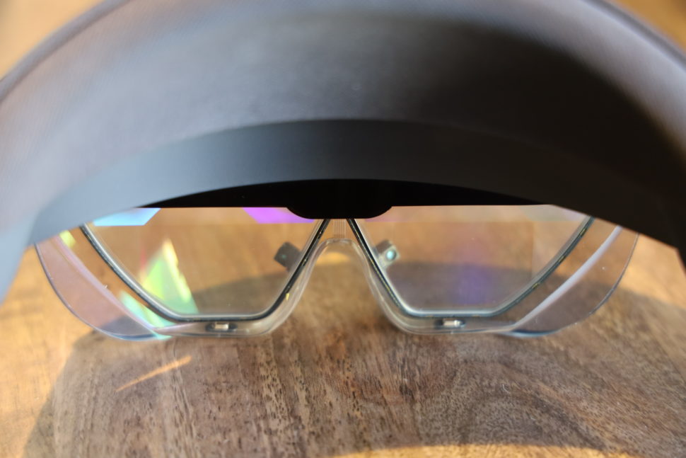 Detalhe das telas do HoloLens 2