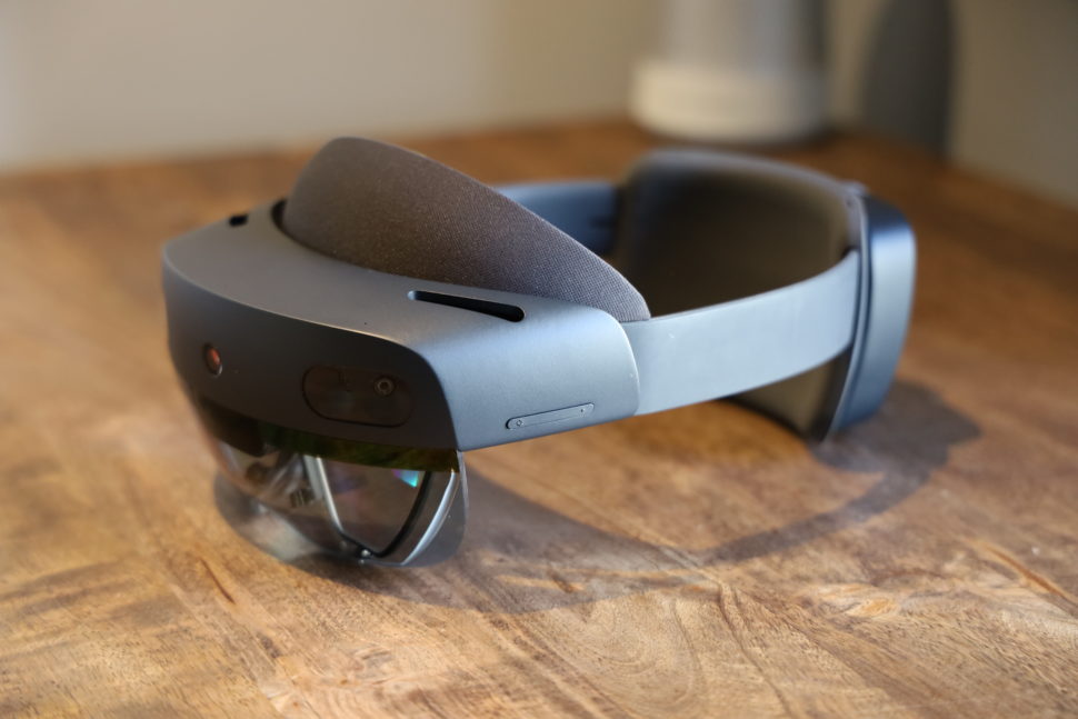 Carente? Você já pode ter uma 'namorada virtual' com o HoloLens - TecMundo