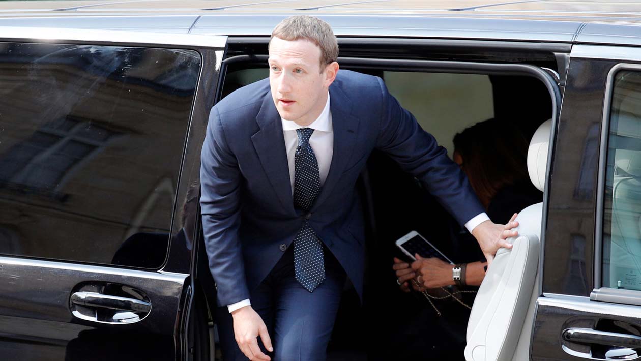 Mark Zuckerberg, CEO do Facebook, saindo de uma van no Palácio Elysee em Paris, 2018.