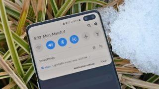 Detalhe das câmeras frontais e barra de notificação do Galaxy S10