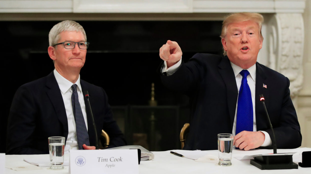 Imagem de Tim Cook, CEO da Apple, ao lado de Donald Trump, presidente dos EUA