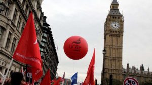 Trabalhadores com bandeiras e balão do sindicato Unite, no Reino Unido