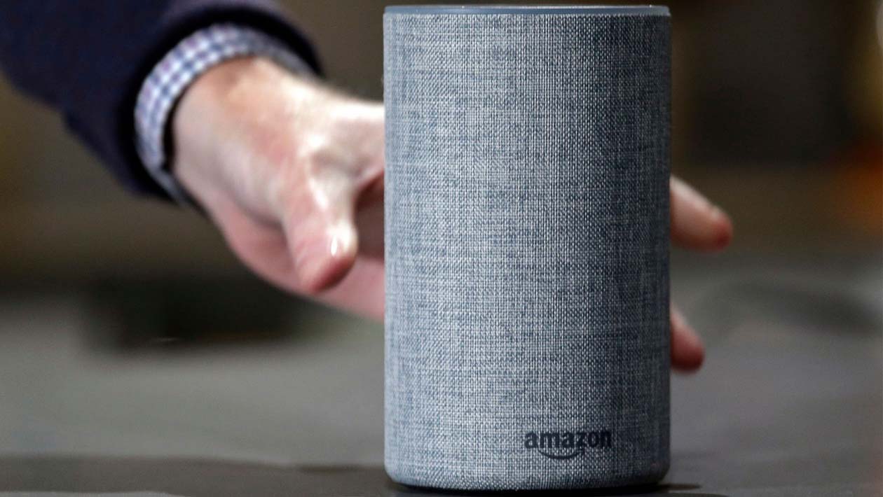 Mão pegando alto-falante inteligente Amazon Echo