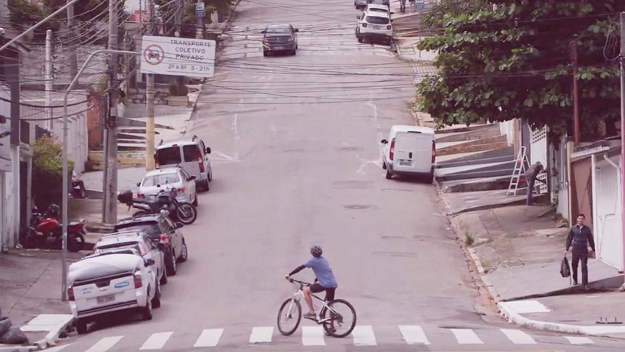 Ciclista observa ladeira em São Paulo