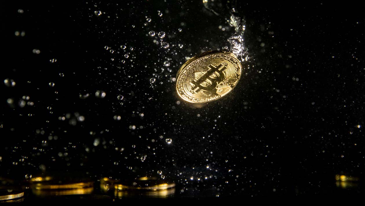 Réplica física do Bitcoin jogado na água