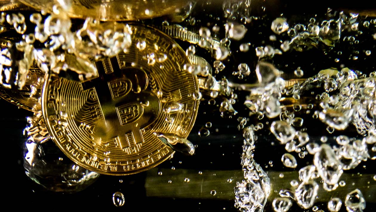 Bitcoin é jogada na água
