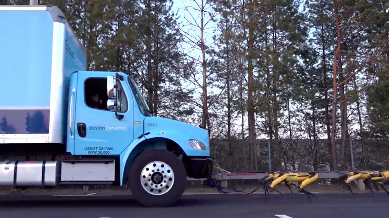Caminhão da Boston Dynamics sendo puxado por cães robóticos