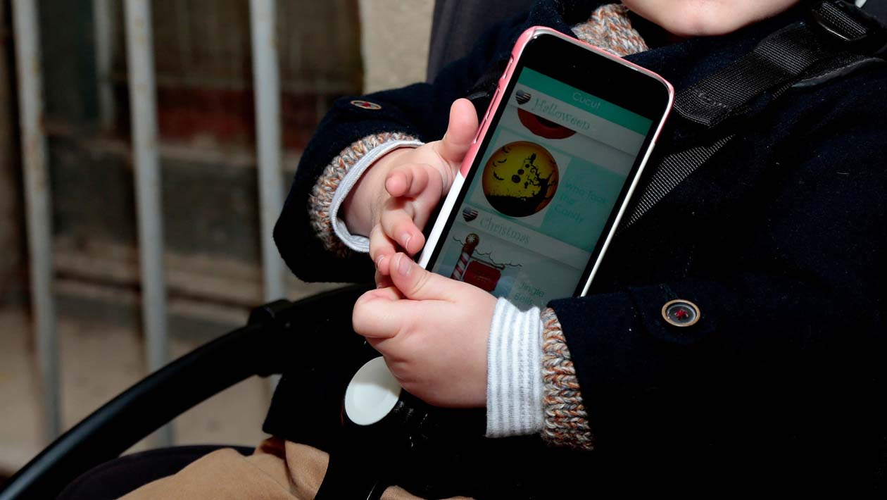 Criança segurando um smartphone