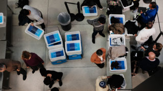 Fila de checagem de aeroporto