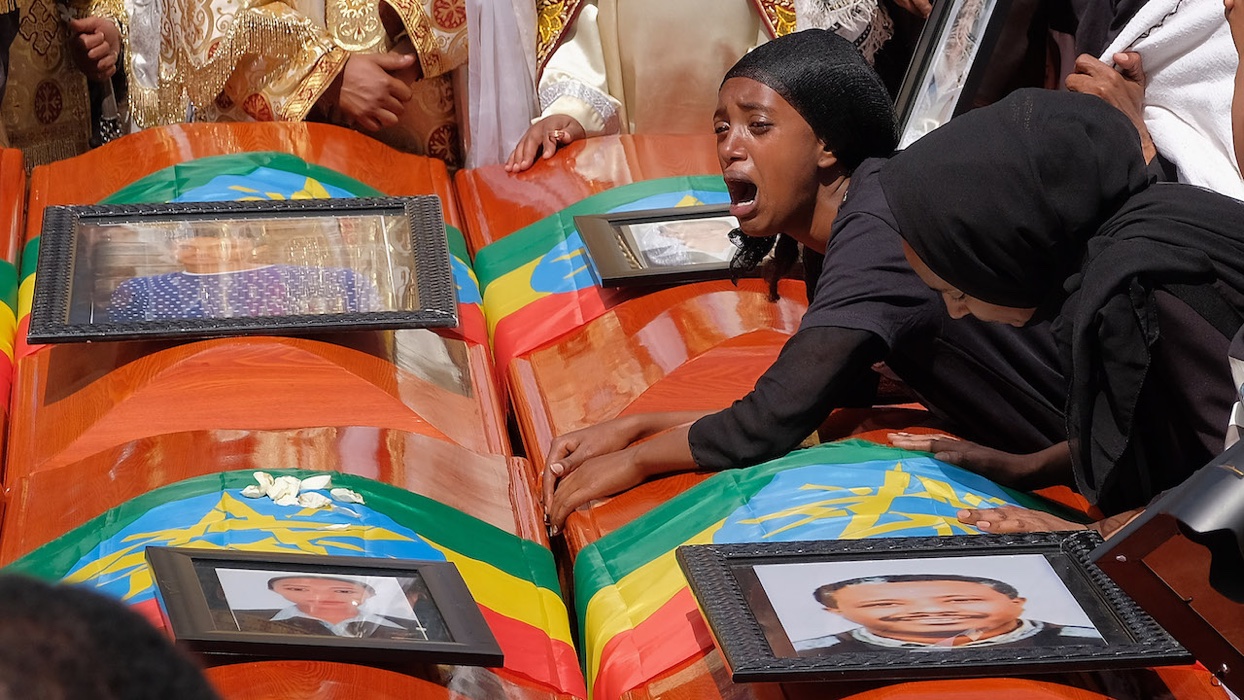 Mulher etíope chora sobre morte de parente morto em voo da Ethiopian Airlines