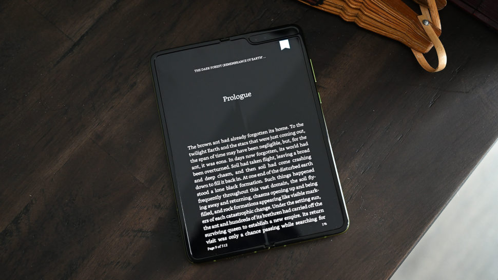 Samsung Galaxy Fold sendo utilizado para leituras em modo escuro