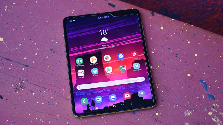 Samsung Galaxy Fold aberto com a tela ligada