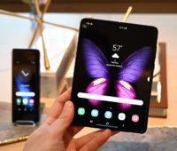 Galaxy Fold aberto com wallpaper de borboleta