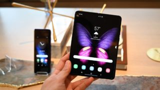 Galaxy Fold aberto com wallpaper de borboleta