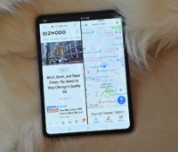 Navegador aberto ao lado do Google Maps no Galaxy Fold