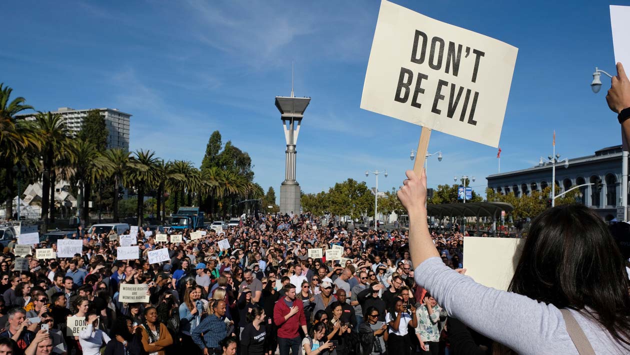 Funcionários do Google participando da protesto no dia 1º de novembro de 2018, no Harry Bridges Plaza em São Francisco.