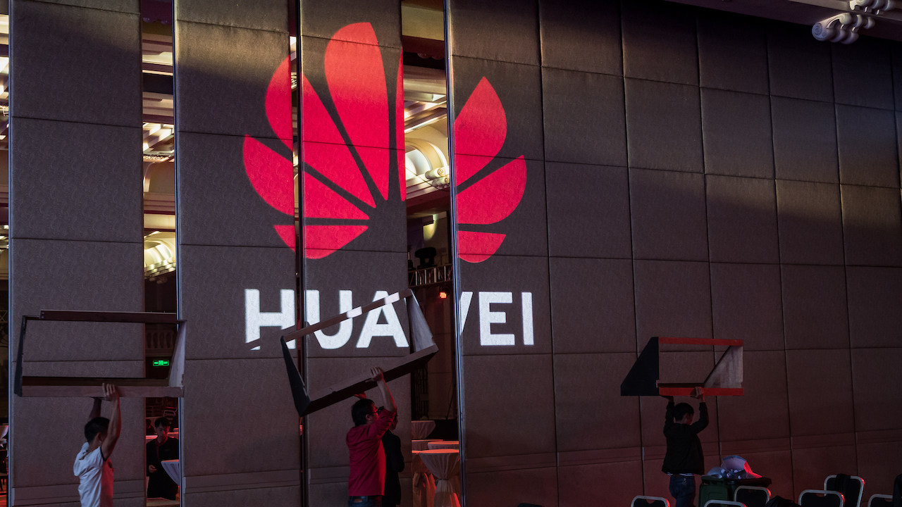 Estande da Huawei em feira de eletrônicos.
