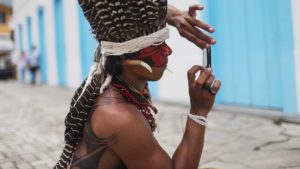 Um membro de uma tribo indígena tira uma foto de outro membro no celular após um protesto por direitos territoriais indígenas em 11 de novembro de 2015, em Angra dos Reis.