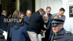 Julian Assange, fundador do WikiLeaks, sendo preso pelas autoridades britânicas