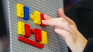 Peças de Lego com alfabeto em braille