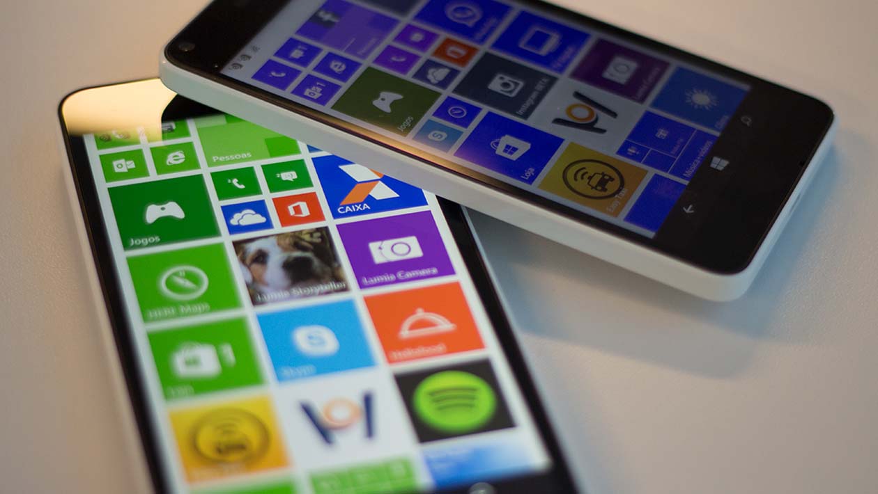 Dois Nokia Lumia 640 na tela inicial do Windows Phone