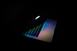 Laptop Macbook, da Apple, em ambiente escuro