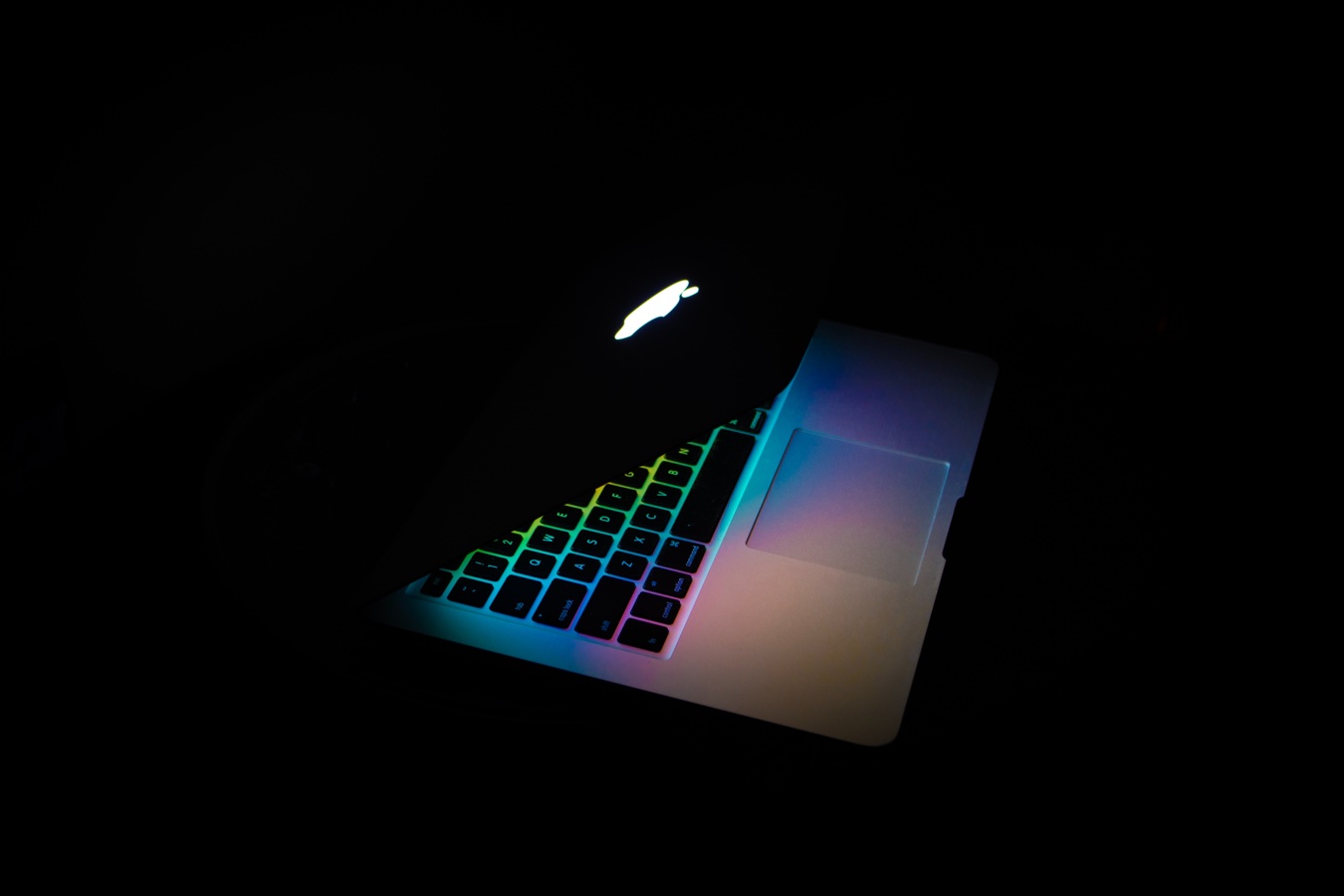 Laptop Macbook, da Apple, em ambiente escuro