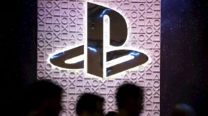 Logo do PlayStation em estande da Sony