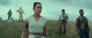 Cena do trailer de Star Wars: A Ascensão Skywalker com diversos personagens alinhados