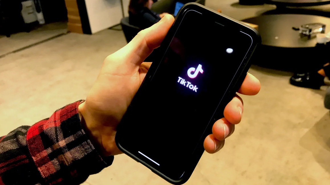 Tela inicial do aplicativo TikTok em um smartphone