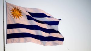 Bandeira do Uruguai hasteada